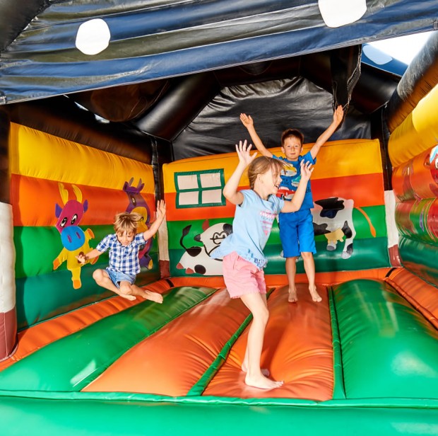 Spaß in der Hüpfburg