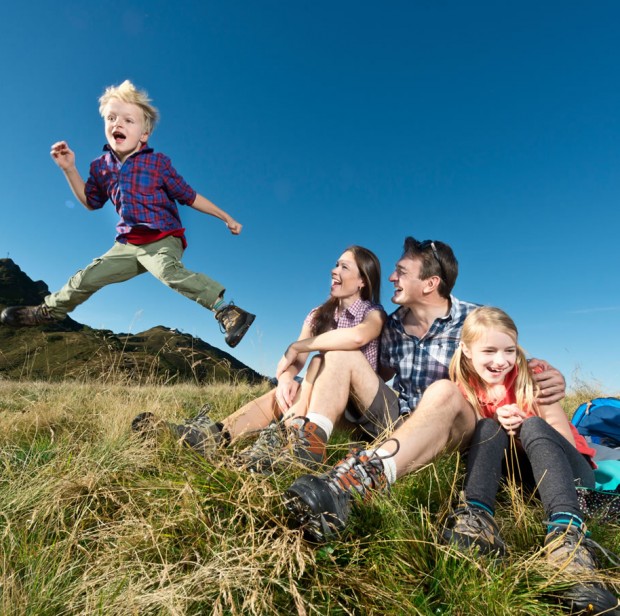 Familie im Wandeurlaub © Flachau Tourismus