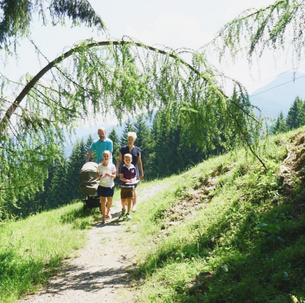 Familie auf dem kinderwagentauglichen Floriweg