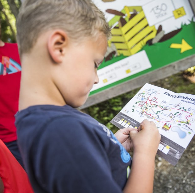 Junge beim Lösen von Flori's Rätsel © Flachau Tourismus