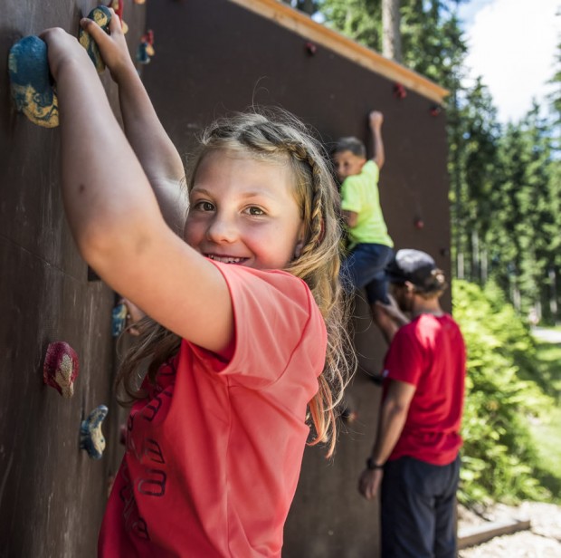 Mädchen klettert auf der Kletterwand am Floriweg © Flachau Tourismus