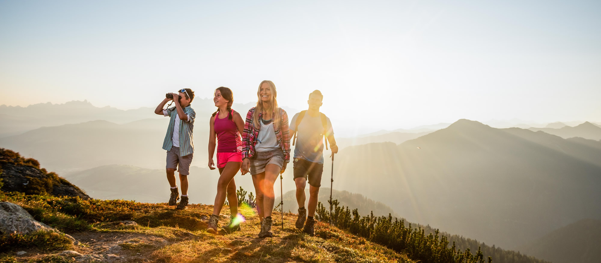 Freunde wandern im Sonnenaufgang © Flachau Tourismus