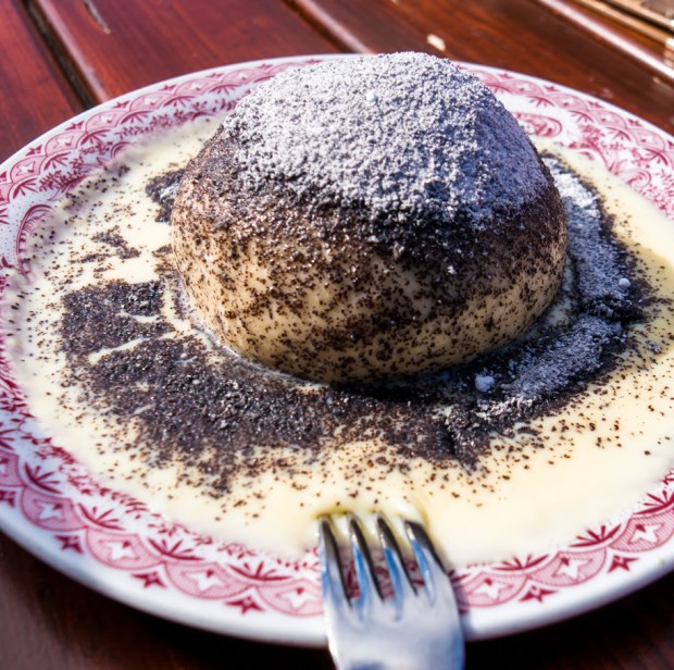 Germknödl mit Vanillesauce