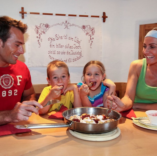 Familie genießt den Kaiserschmarrn im Waldgasthof