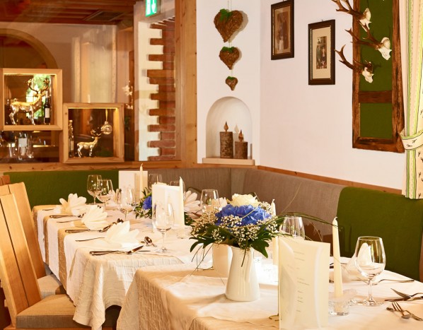 Festlich gedeckter Tisch im Stüberl