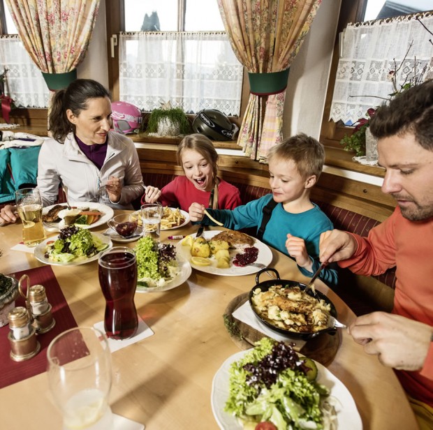 Familie bei der Einkehr in einer urigen Hütte © Flachau Tourismus