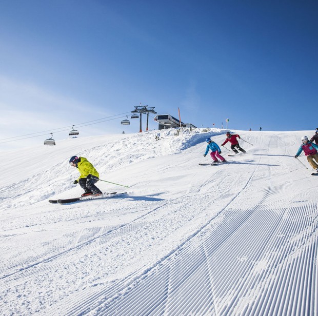 Freunde beim Skifahren in snow space Salzburg © Flachau Tourismus