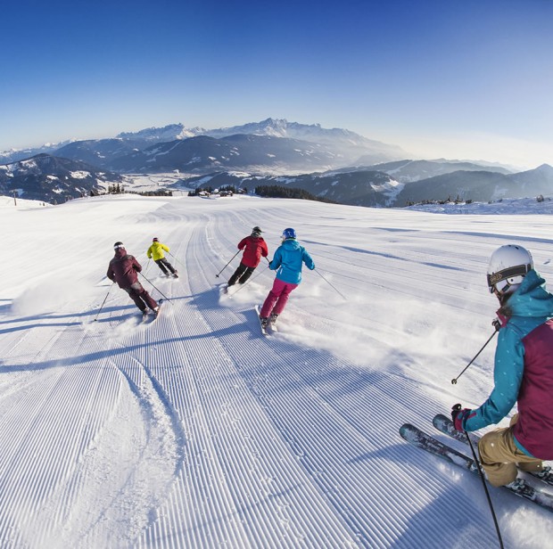 Skifahrer auf bestens präparierten Pisten in Flachau © Flachau Tourismus