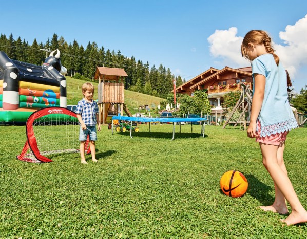 Kinder spielen am gro&szlig;en Waldgasthof-Spielplatz