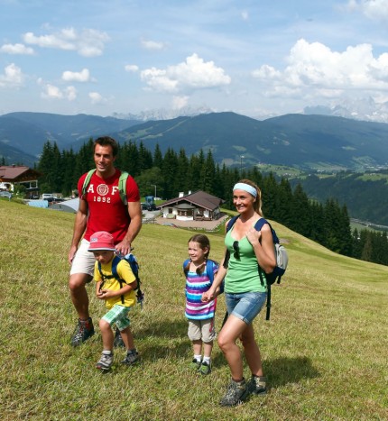 Familienwanderung, Waldgasthof im Hintergrund