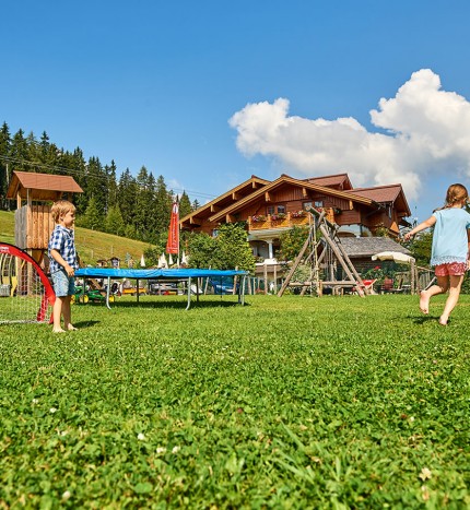 Großer Spielplatz mit Hüpfburg
