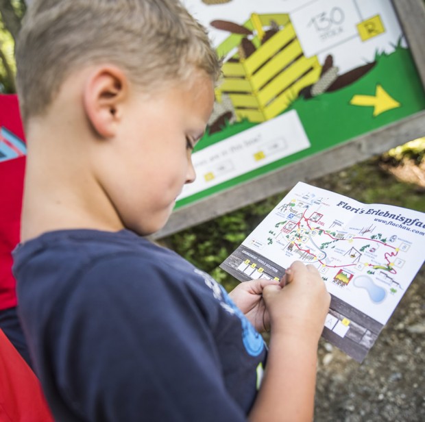 Junge löst Flori Rätsel © Flachau Tourismus