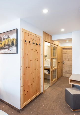 Zirbenzimmer - Blick ins Bad