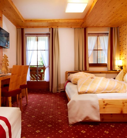 Geräumiges Zirbenzimmer